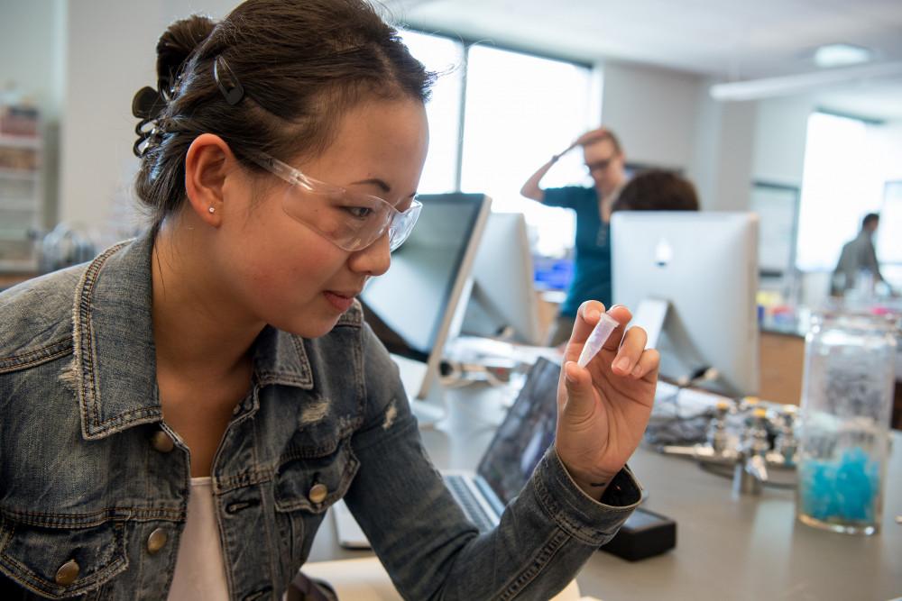 Student doing 研究 in the lab.